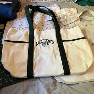 NWT Lululemon Daily Multi-Pocket Canvas Tote, 20 L, Natural/Rainforest Green